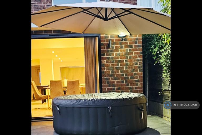 2 bedroom house in Tavistock Road, Sale, M33 (2 bed) (#2742398)