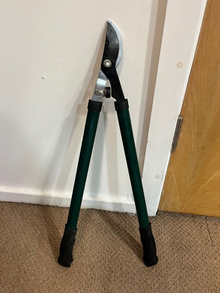 Long handled garden loppers - branch cutters - bypass blade