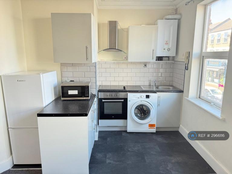 1 bedroom flat in Mitcham Road, London, SW17 (1 bed) (#2966116)