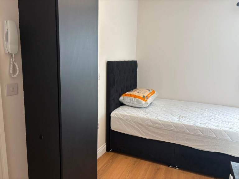 BRAND NEW - DOUBLE ROOM WITH OWN BATHROOM & KITCHENETTE FOR RENT IN CROMWELL RD LU3 1DP