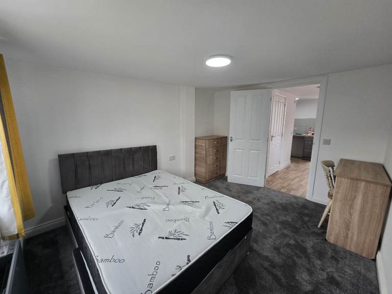 1 Bedroom Flat + Office Room with Private Garden