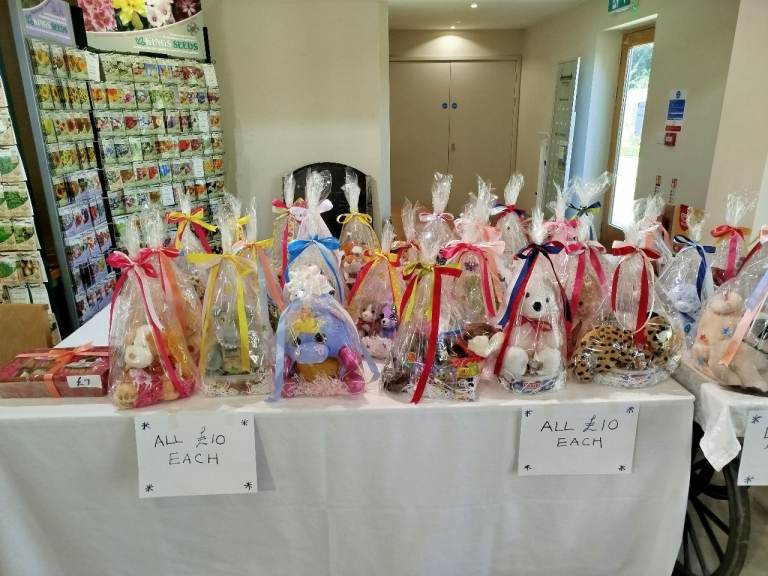 CHILDRENS SOFT TOY & SWEET GIFT SETS