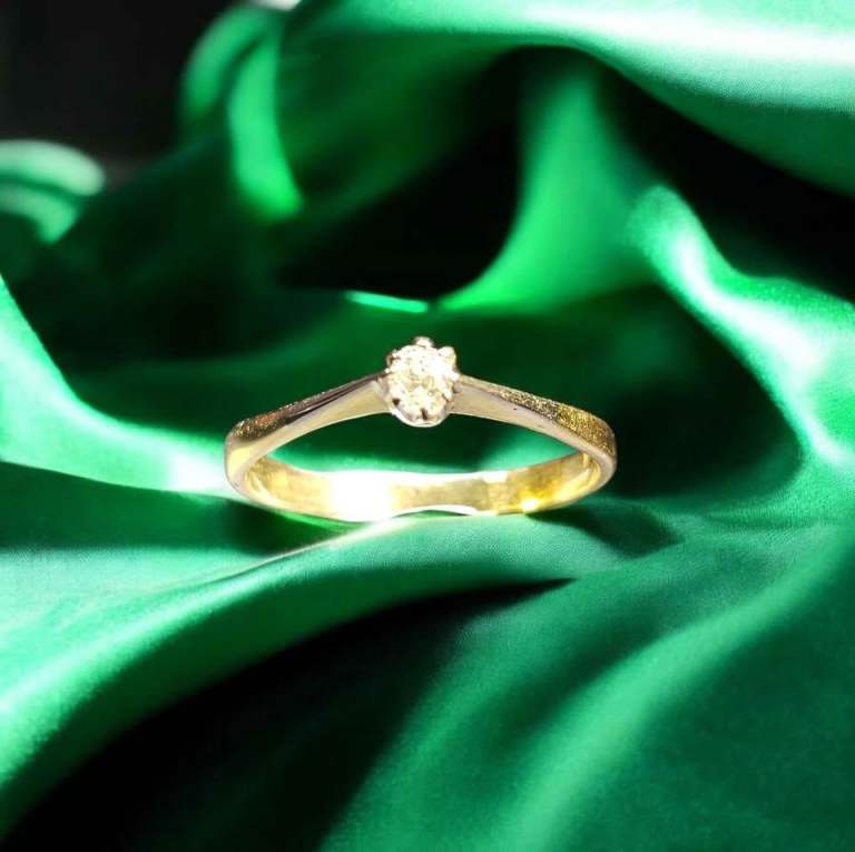 18K Diamond Solitaire Ring