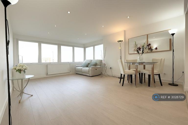 1 bedroom flat in Canary Central, Canary Wharf, London, E14 (1 bed) (#3028729)