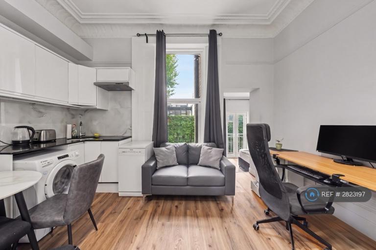 1 bedroom flat in Lexham Gardens, London, W8 (1 bed) (#2823197)