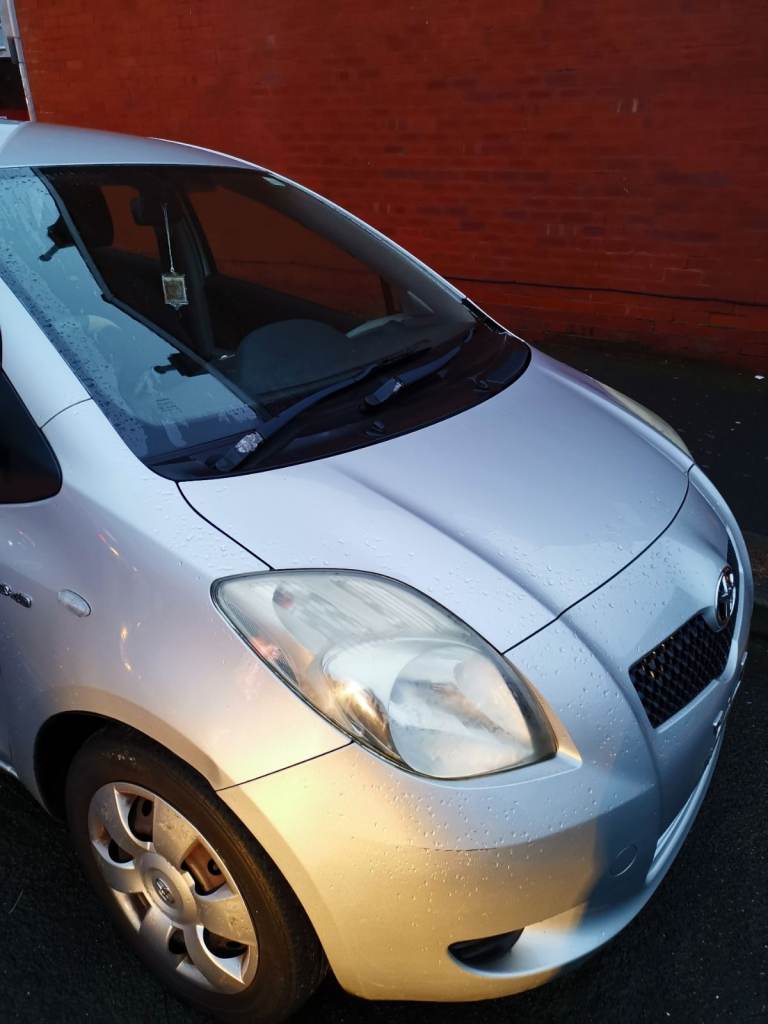1.4d  Toyota Yaris diesel 4 doors silver 