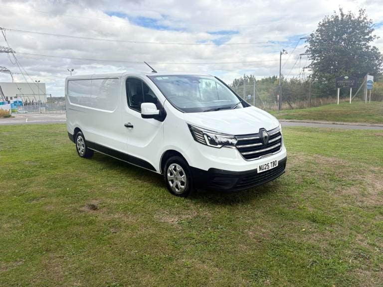 Renault trafic advance blue dci, still as new only £17500 no vat px considered