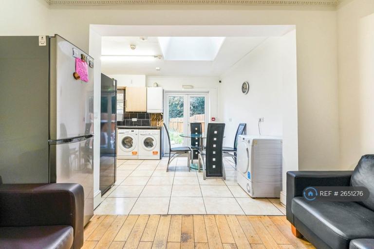 1 bedroom in Nelson Gardens, Whitton, TW3 (#2651276)