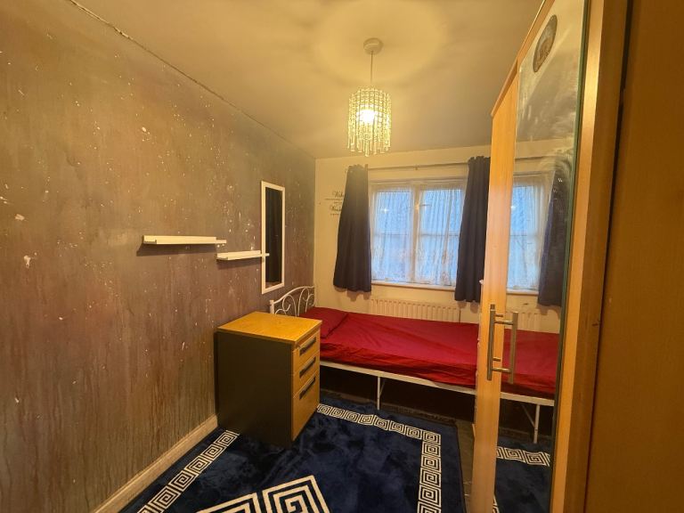 Walthamstow Medium Sized Room Available