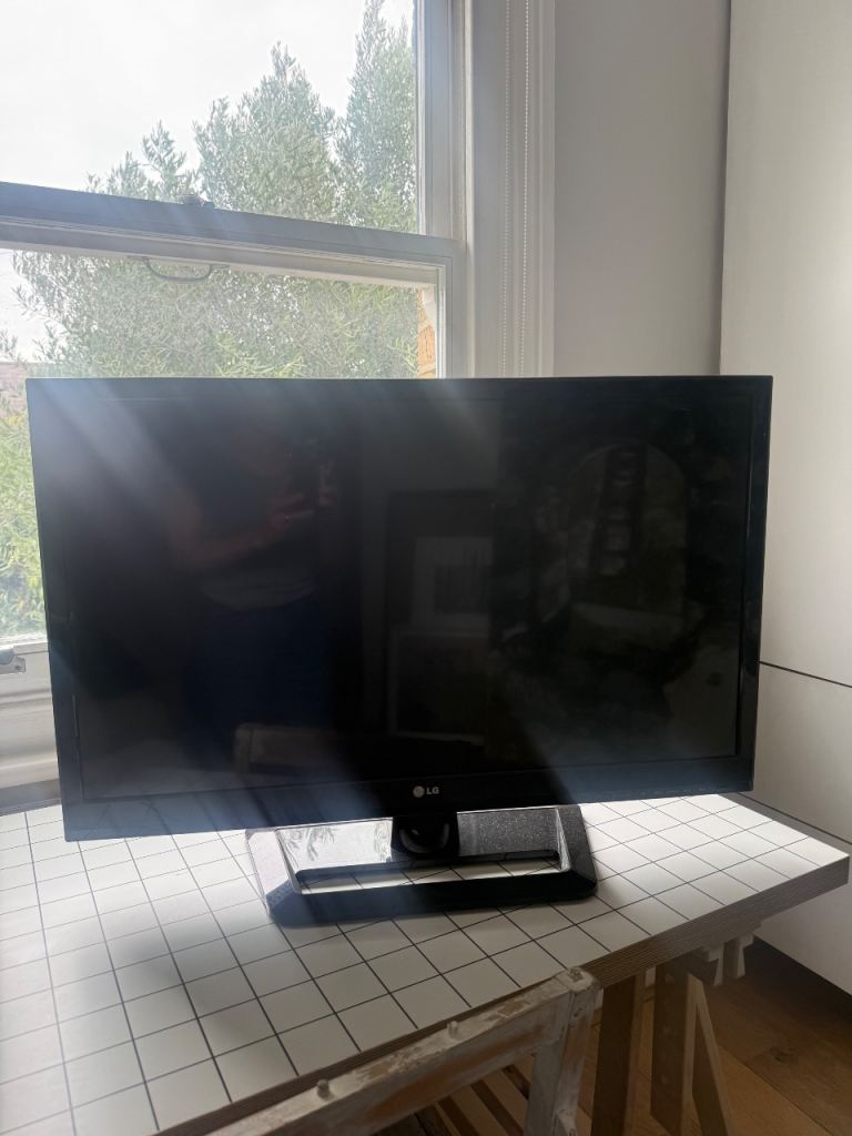 LG 32LS575T 32-inch LED TV – Good Condition