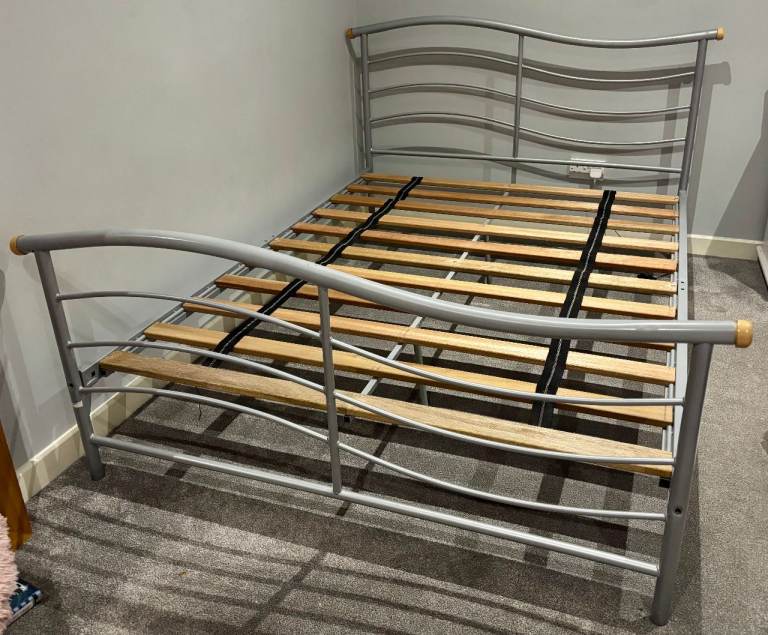 DOUBLE BED FRAME METAL. EXCELLENT CONDITION. ALL FIXINGS INCLUDED.