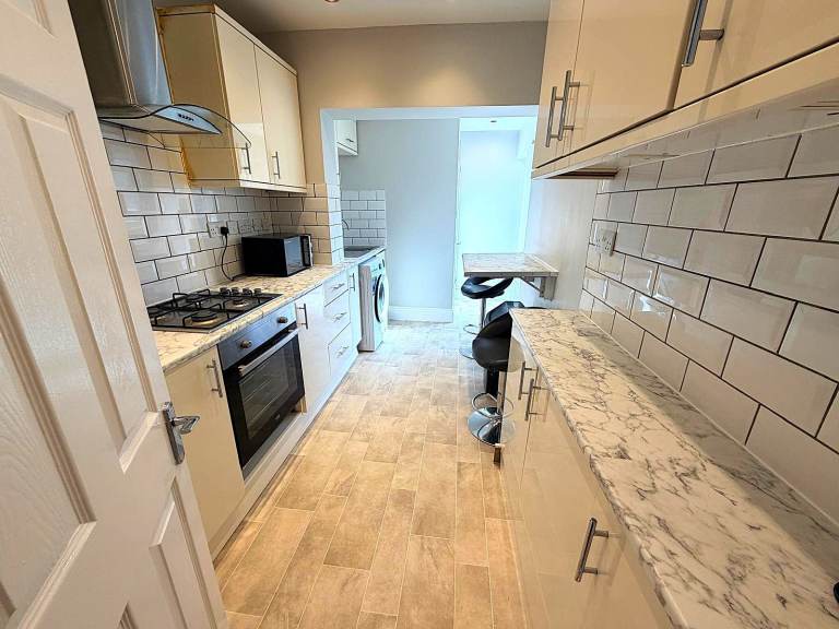 Excellent condition spacious 4 bedrooms house in Ilford