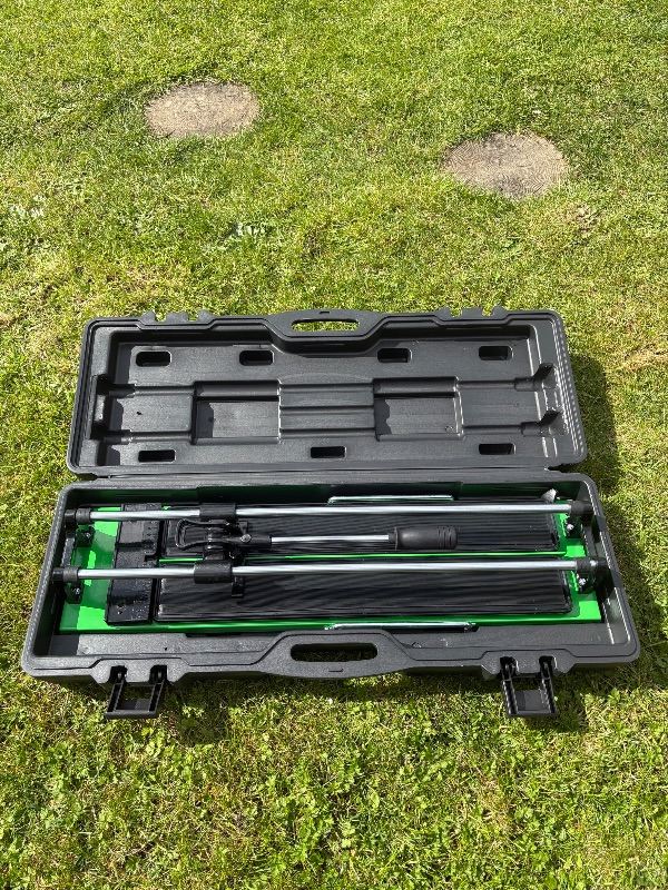 Tile cutter