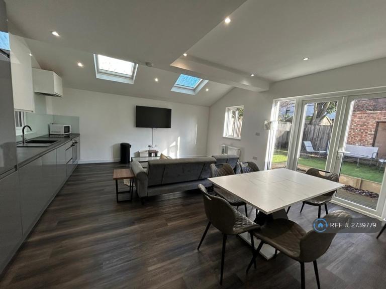 3 bedroom flat in Mount Road, London, NW4 (3 bed) (#2739779)