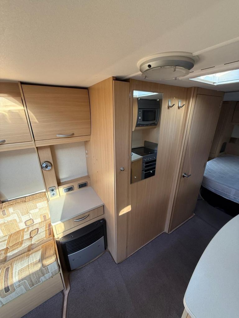 Abbey Vogue 2 610 Twin Axle Rear Island Bed Middle Bathroom