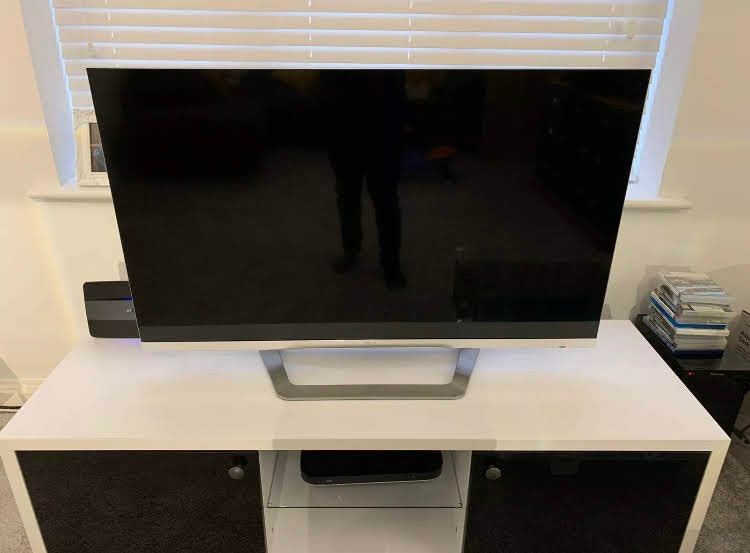 LG LED TV 47LM670T 47" Smart TV 3D. Lines-read description.