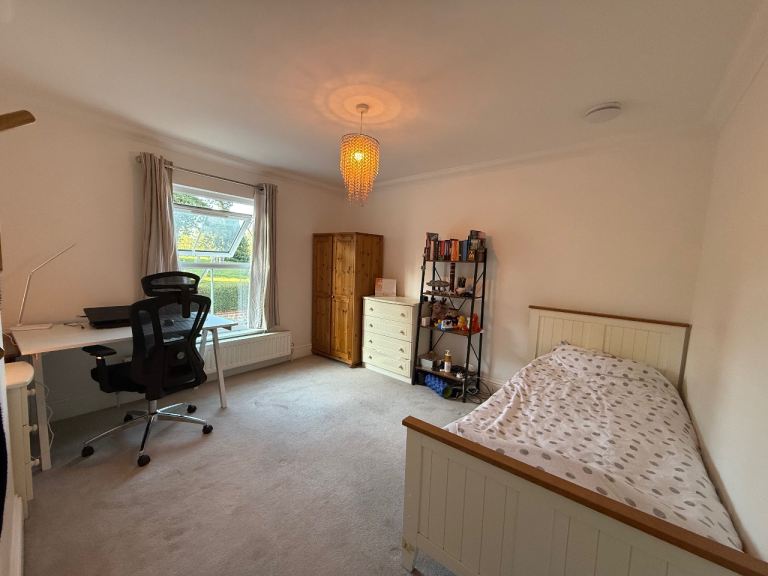 SUMMER ONLY (May–Aug) Riverside Room, Guildford | £767/month