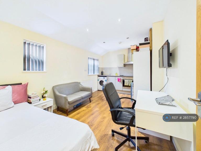 Studio flat in Victoria Avenue, Leicester, LE2 (#2857790)