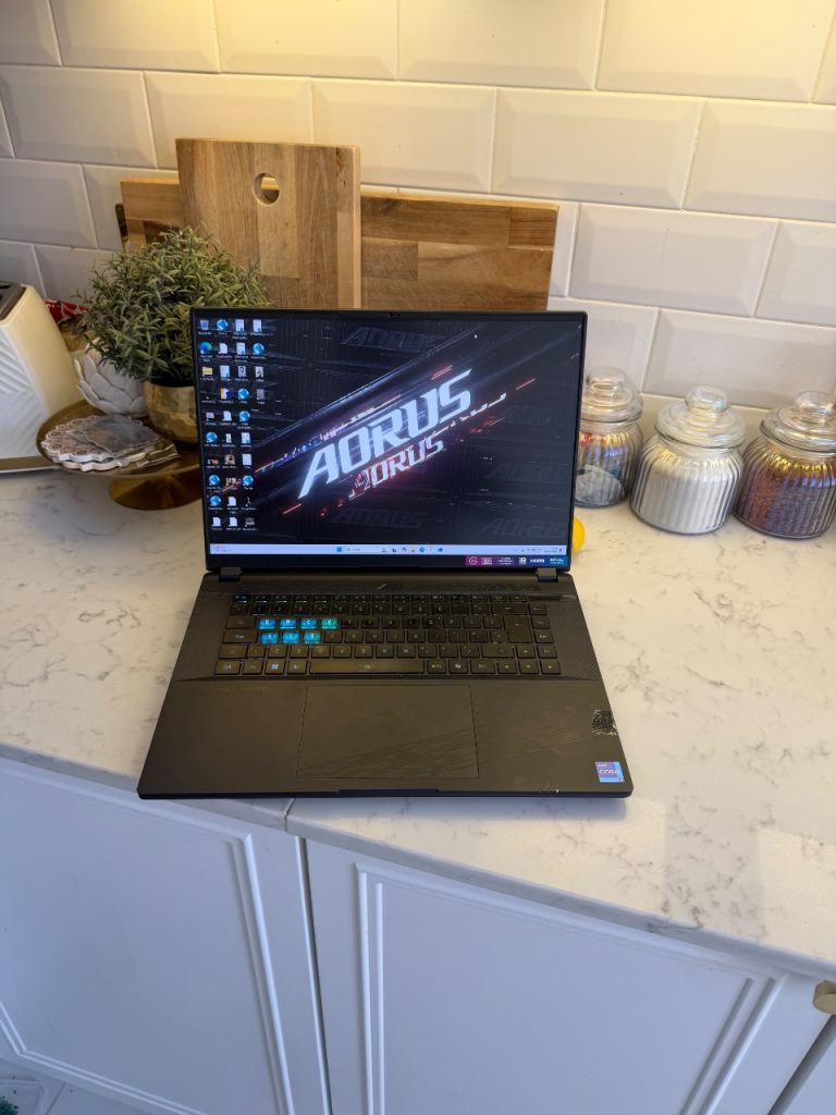 GIGABYTE AORUS 16X 16" Gaming Laptop - Intel Core i9 - RTX 4070 - 1TB SSD - 32GB RAM