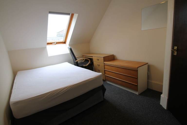 94 4/2 Commercial Street Room 2, Student Flatshare