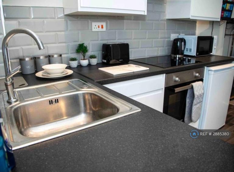 1 bedroom flat in Hill Street, Stoke-On-Trent, ST4 (1 bed) (#2885380)