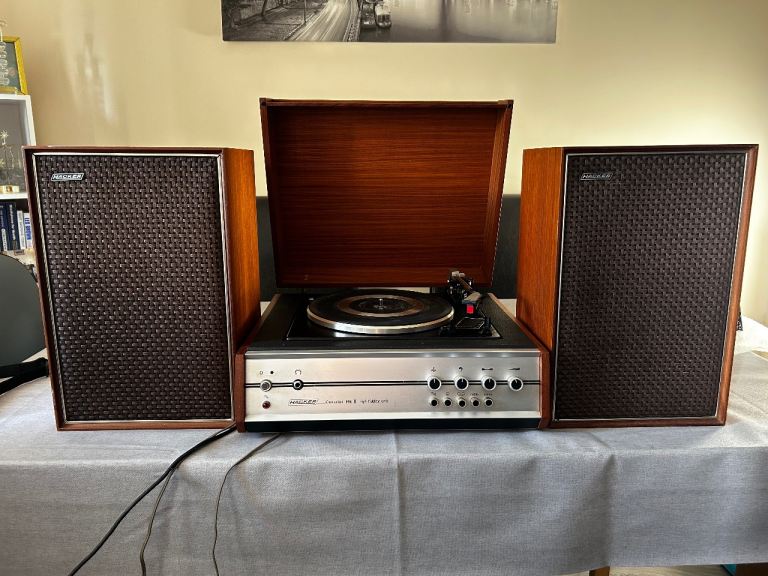 Vintage hacker centurion mk2 record player and speakers