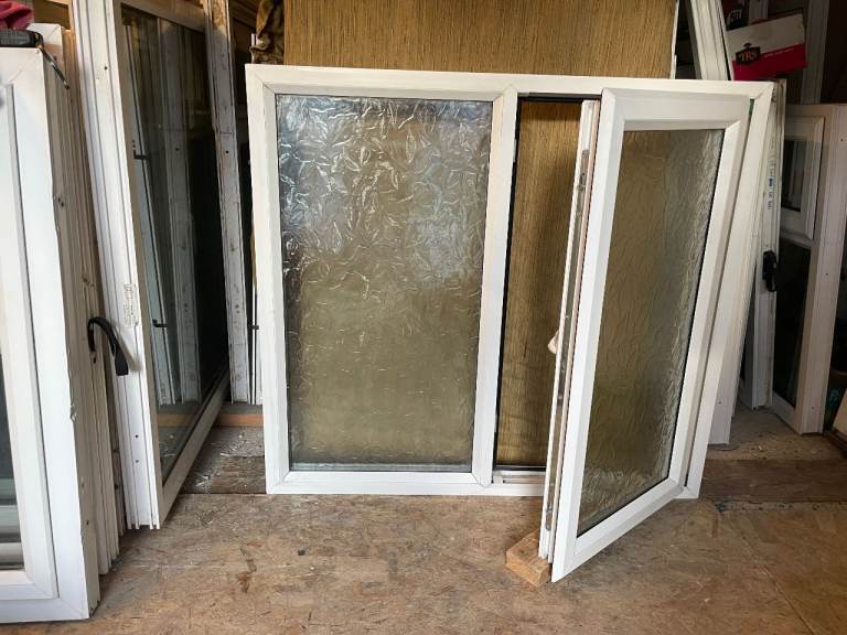 H 105.5 x W 115 cm - GOOD CONDITION BEAUTIFUL UPVC DOUBLE GLAZED WINDOW - OBSCURE GLASS (REF: MJ12)