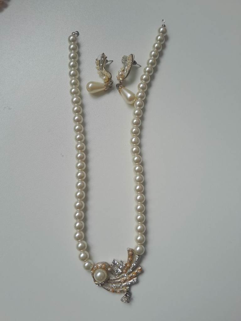 Women's pearl necklace set