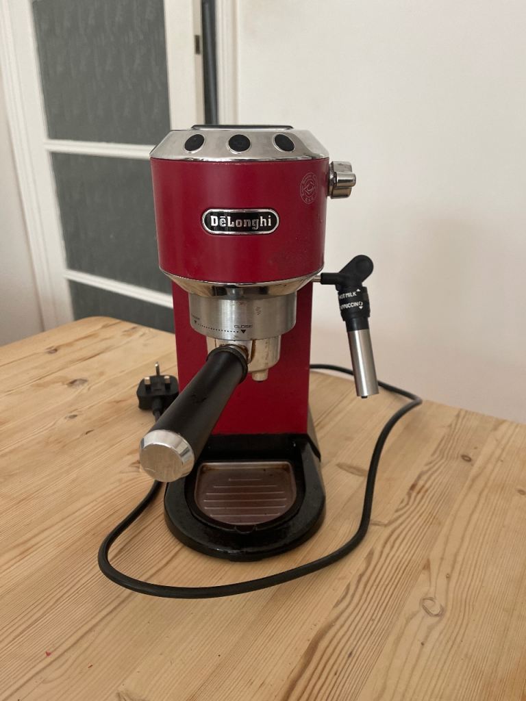 De'Longhi Dedica Style EC685R Traditional Pump Espresso Machine - Red