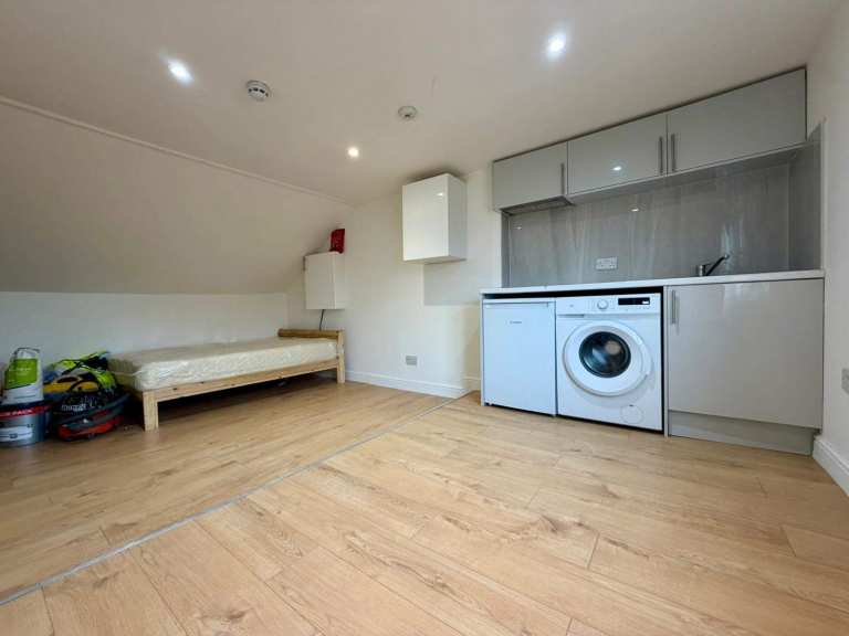 Self-Contained Studio Flat in Acton Central - DSS Welcome