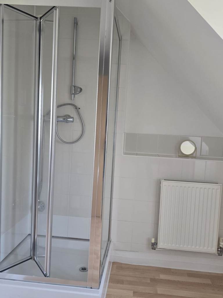 Ensuite Double Room to Rent in Shared House, Worcester Park KT4 for single females. Bills included.