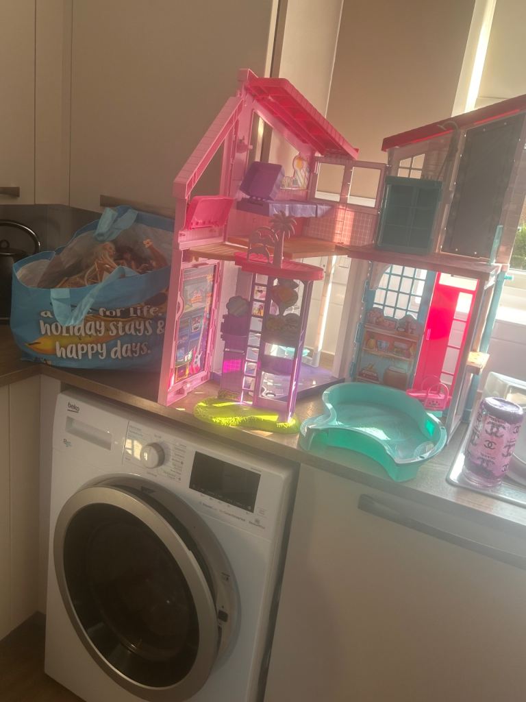 Barbie Dreamhouse and Bag of Barbie Dolls – Good Condition