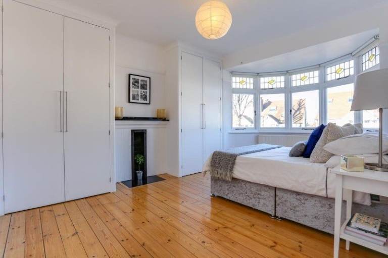 💥 Room Available | Bright & Clean 💜