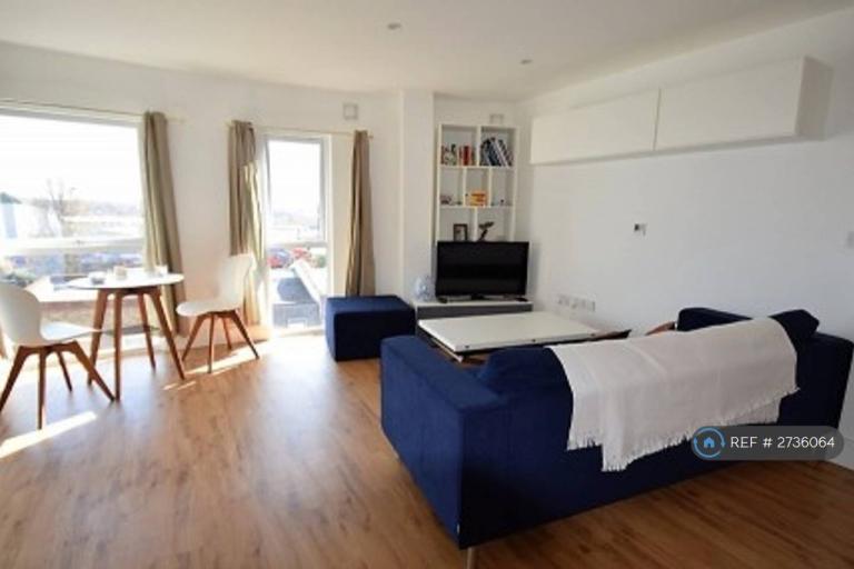 1 bedroom flat in Arthur Road, London, SW19 (1 bed) (#2736064)