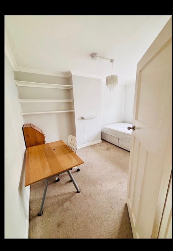 1 double room available in a shared house