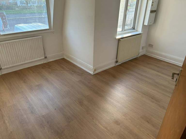 ****** ONE WEEK FREE OFFER ****** Large Room to rent, 5 mins from Hounslow West Tube