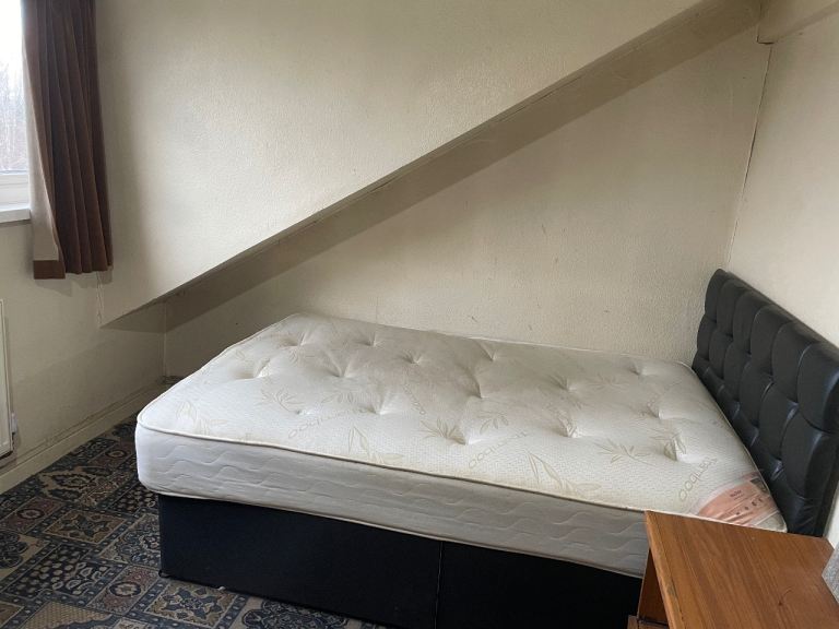 To let Double bed Room furnished & all bills included 