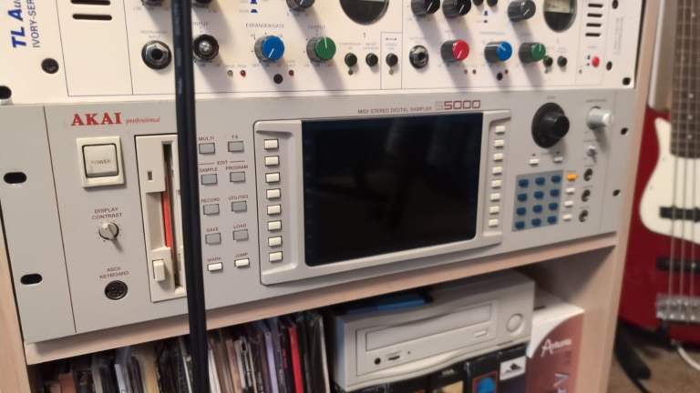 Akai s5000 vintage sampler 