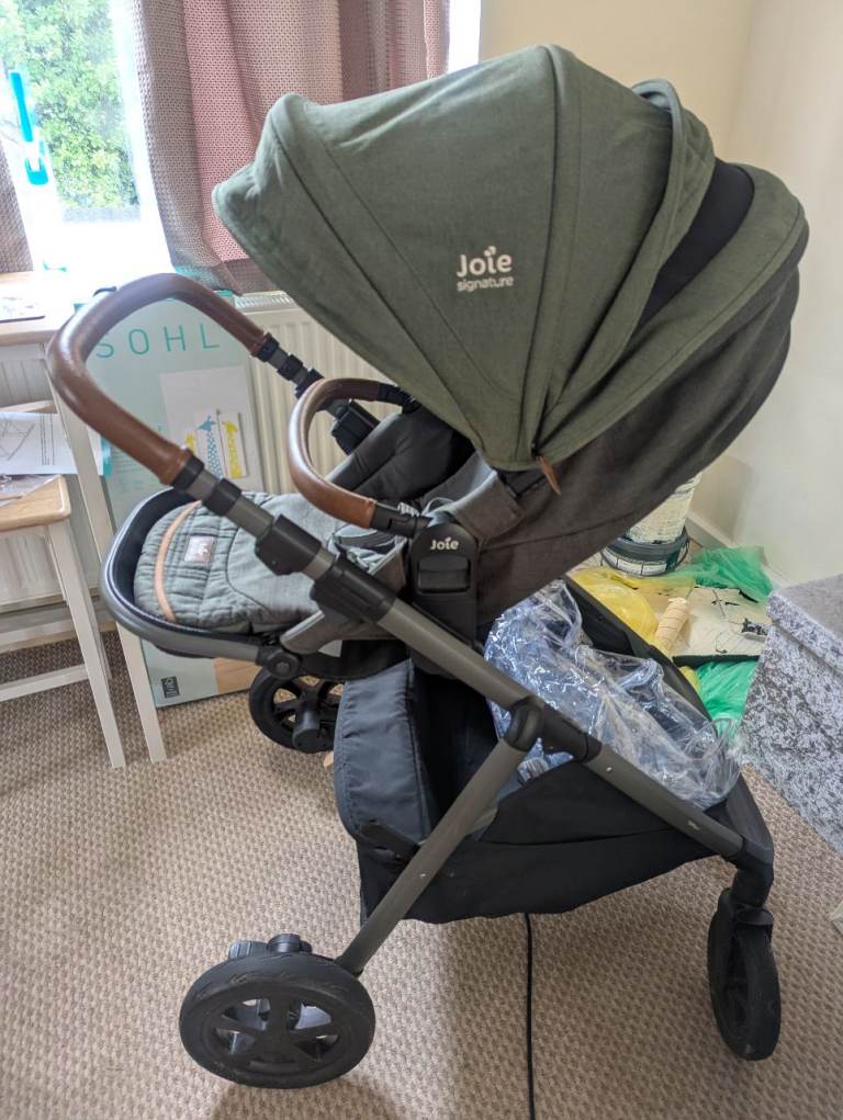 Joie Signature Aeria pram/pushchair in excellent used condition with raincover