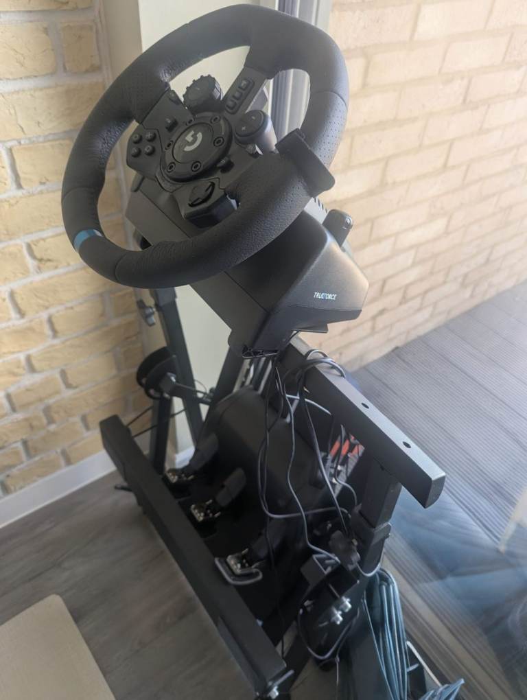 Logitech G923 Driving Force Racing Wheel + Pedals + stand