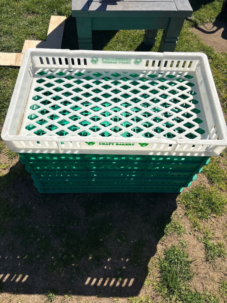 Stackable bread/cake trays 