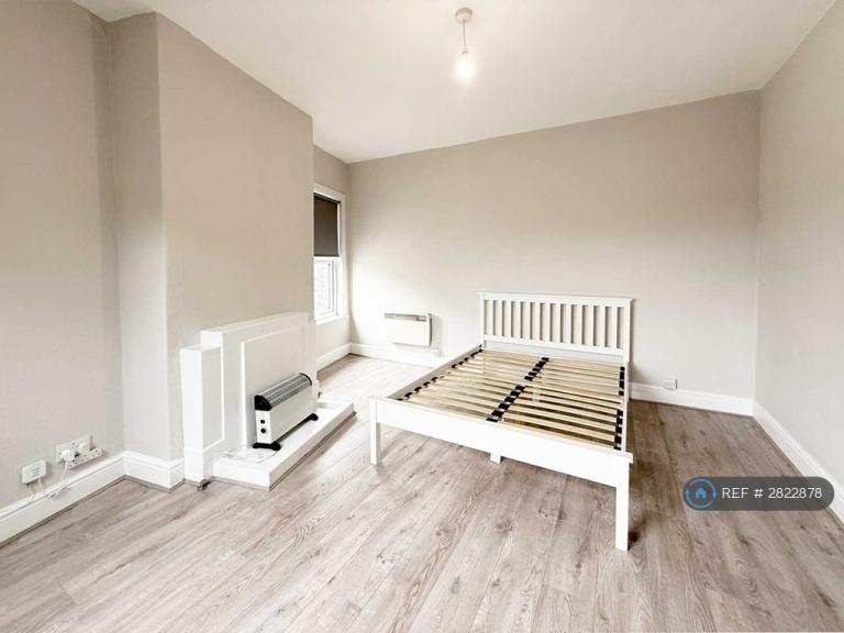 1 bedroom flat in Knutsford Road, Warrington, WA4 (1 bed) (#2822878)