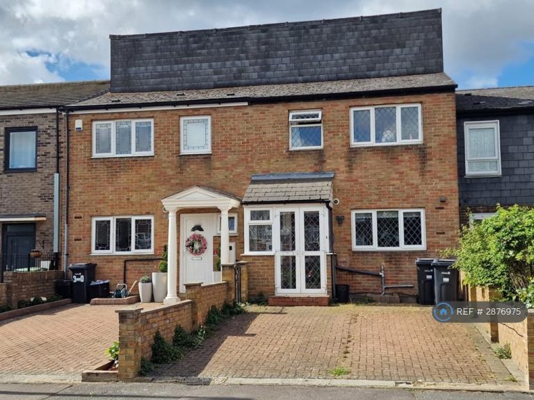 4 bedroom house in Pershore Close, Ilford, IG2 (4 bed) (#2876975)