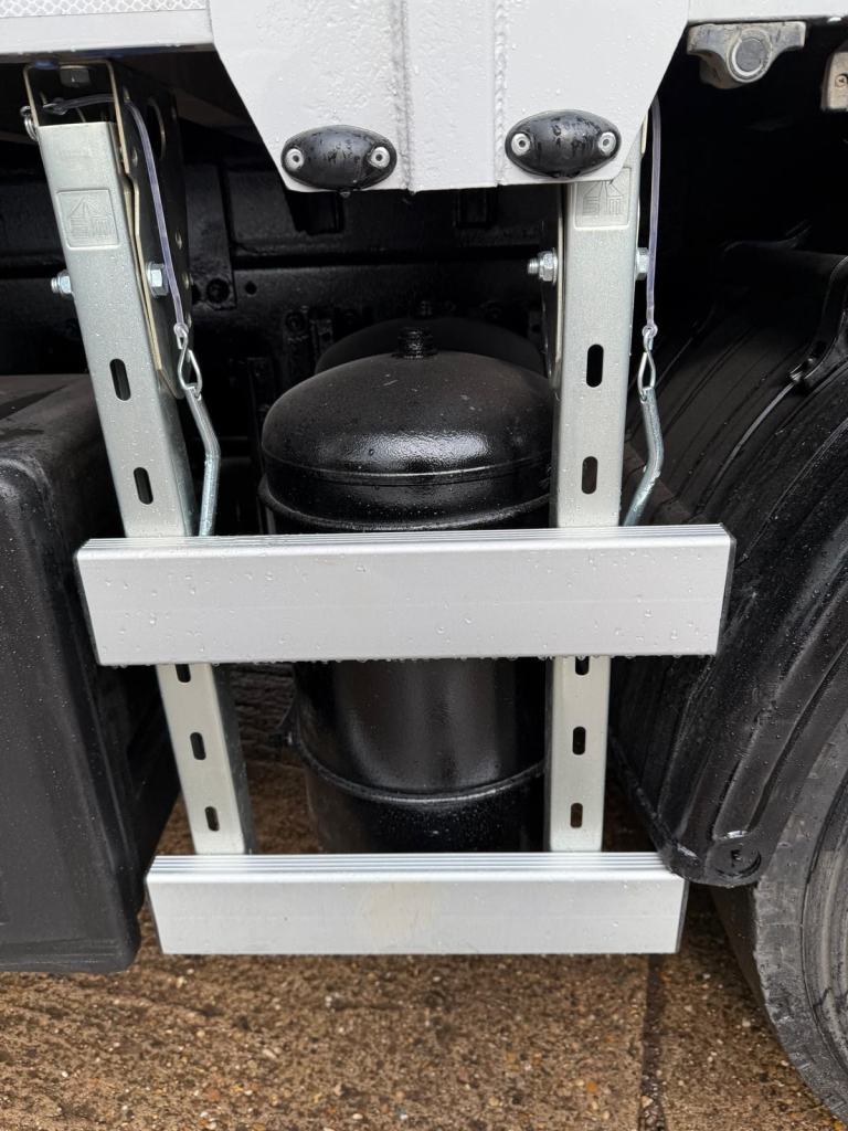 2014 DAF CF 330 DROPSIDE WITH HMF 1420 FOLD AWAY CRANE 