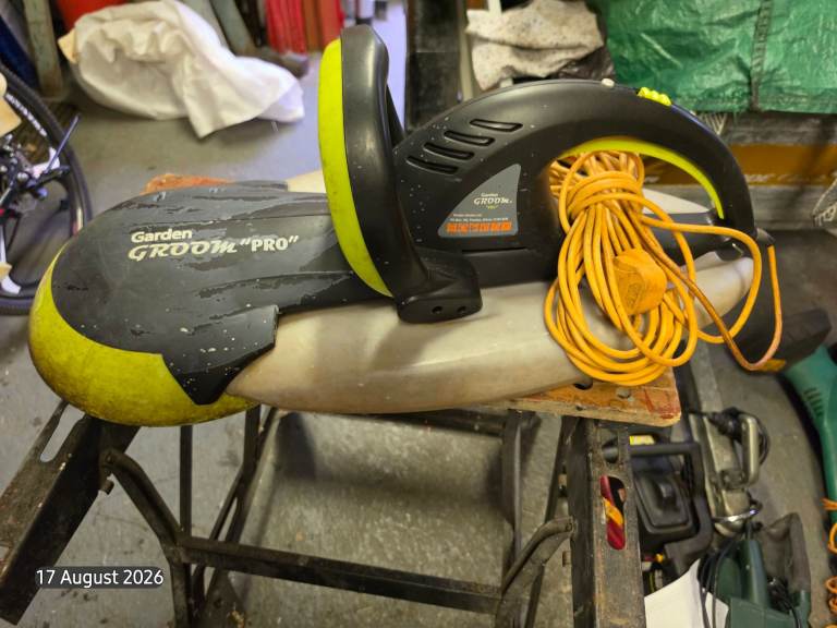 Garden Groom Pro GG20 Electric Hedge Trimmer with Collection Bag