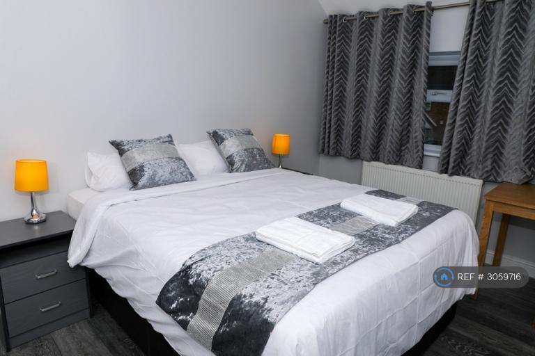 4 bedroom house in Perpins Road, London, SE9 (4 bed) (#3059716)