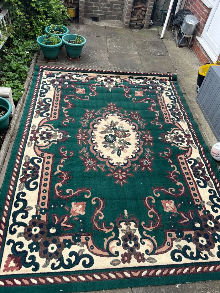 Large Green Patterned Carpet / Rug – £20 – Collection Only