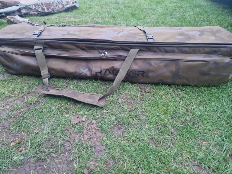 Sonik Xtractor hold-all plus x2 Xtractor 10ft 3.5lb rods and x2 Sonik hero x 10000 pit reels 