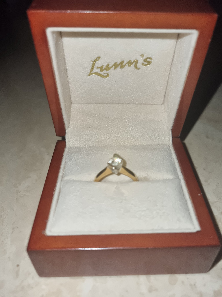 Lunn's Gold diamond ring 