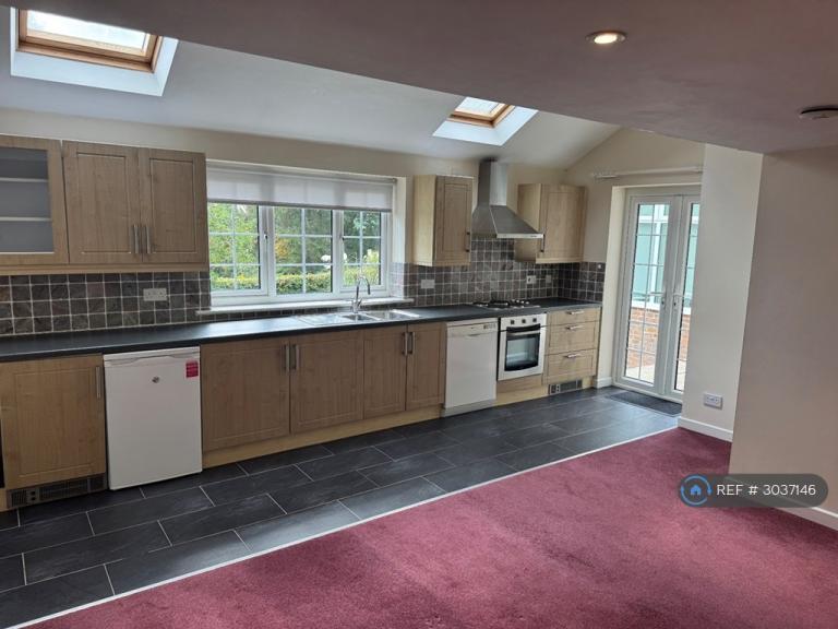 1 bedroom flat in Straight Mile, Etchingham, TN19 (1 bed) (#3037146)